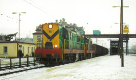Pociąg towarowy prowadzony lokomotywami serii S 200 (258+269) w trakcji...